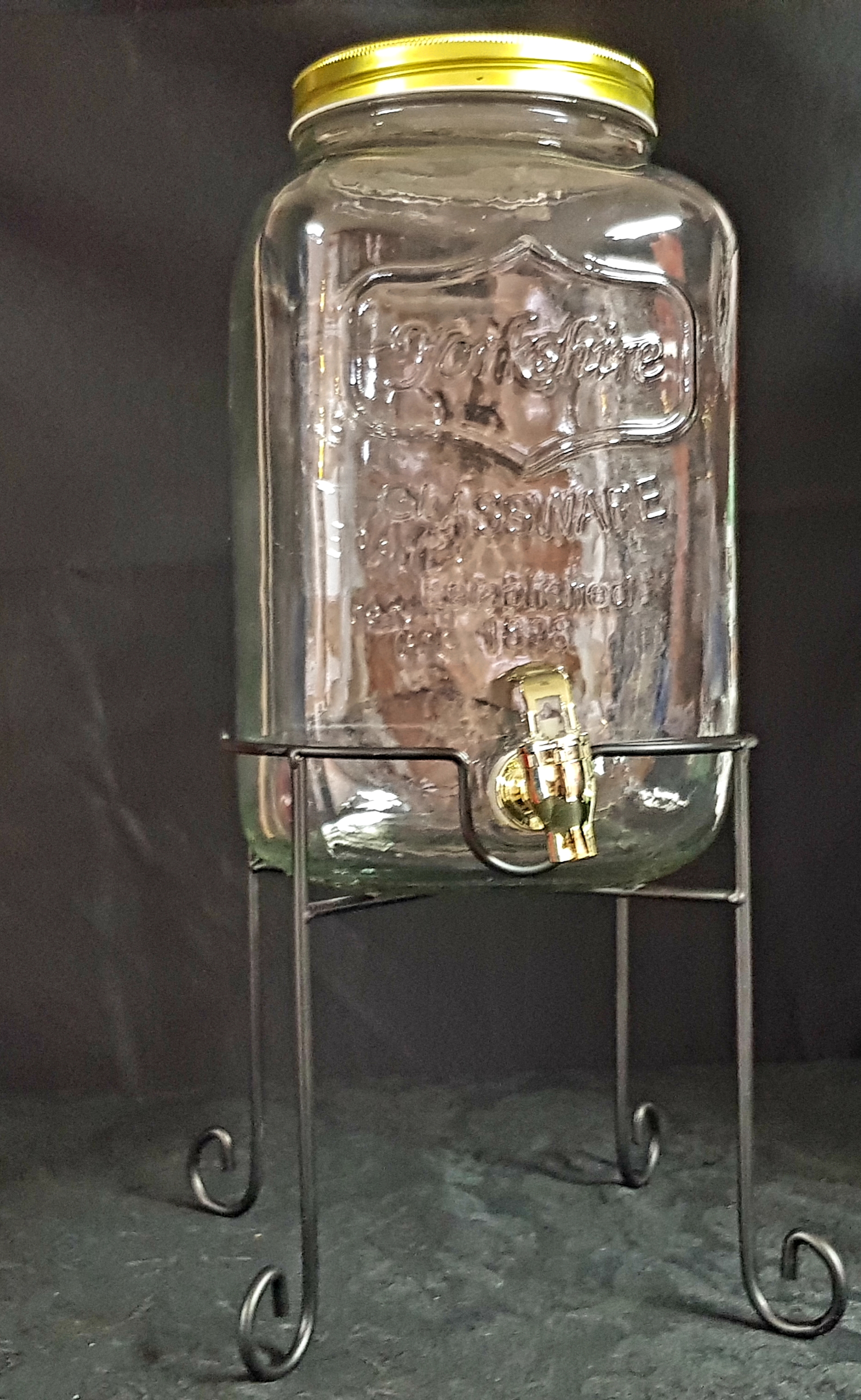 מיכלי שתייה קרה עם ברז