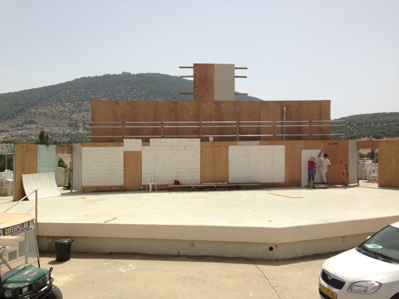 השכרת במת לאייר כולל גב במה תפאורה